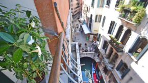 Ai Bareteri Luxury Canal View